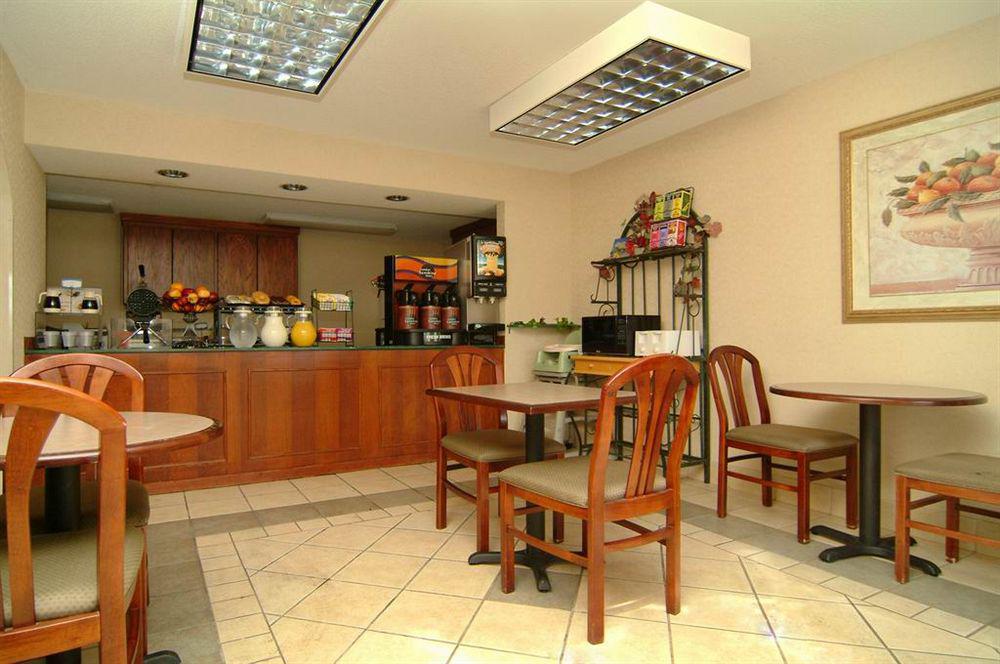 Quality Inn & Suites Пайн Блафф Ресторан фото